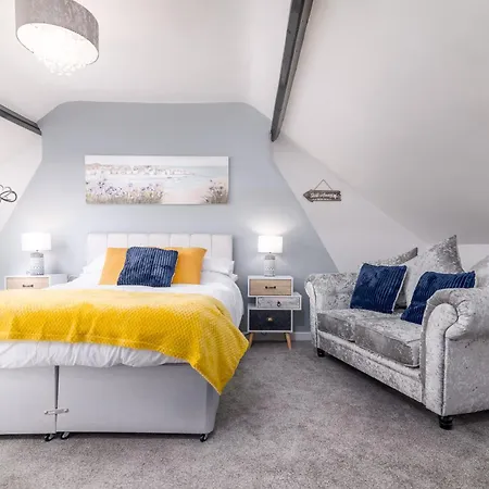 3 Bedroom House - 4min Walk To Beach