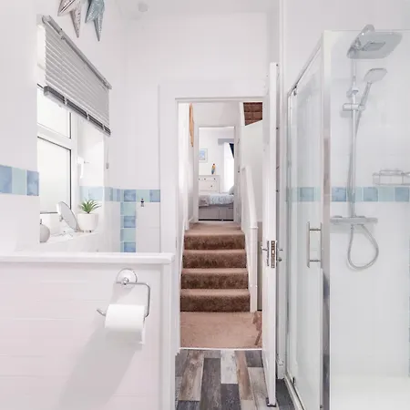 Apartmán 3 Bedroom House - 4min Walk To Beach *