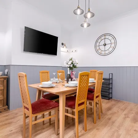 3 Bedroom House - 4min Walk To Beach Apartmán