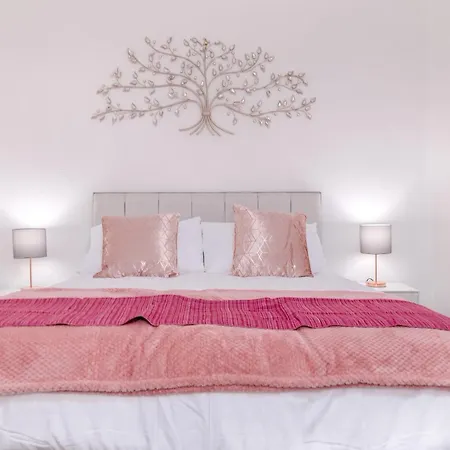 Apartmán 3 Bedroom House - 4min Walk To Beach *