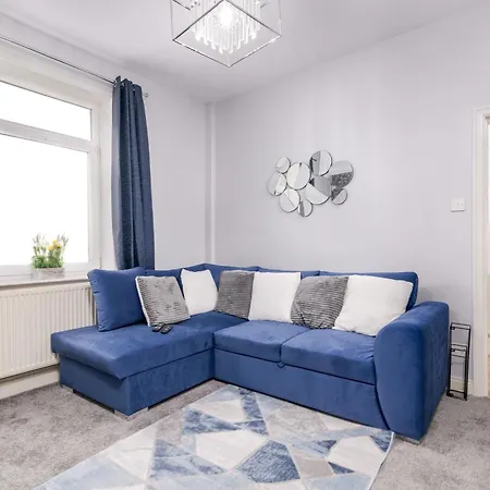 3 Bedroom House - 4min Walk To Beach *